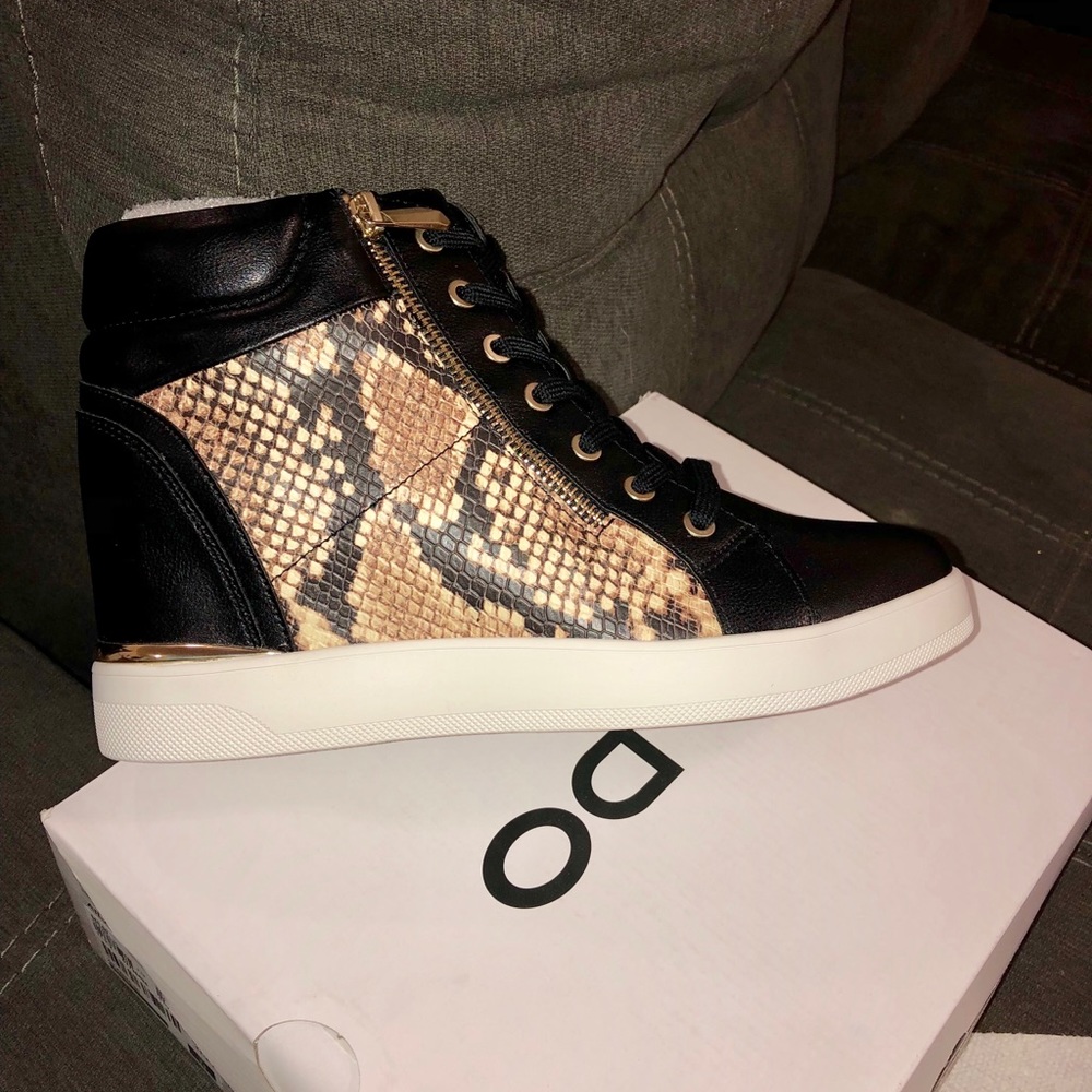 Wedge sneaker